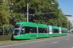 Be 6/8 Flexity 5041, auf der Linie 8, fährt Richtung Haltestelle Bahnhof SBB.