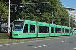 Be 6/8 Combino 319, auf der Linie 8, fährt Richtung Haltestelle Bahnhof SBB.