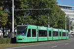 Be 6/8 Combino 320, auf der Linie 8, fährt zur Haltestelle am Bahnhof SBB.