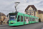 Be 6/8 Combino 309, auf der Linie 14, überquert die Mittlere Rheinbrücke.