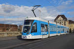 Be 6/8 Flexity mit der IWB Werbung, auf der Linie 14, überquert die Mittlere Rheinbrücke.