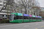 Be 6/8 Flexity 5023, auf der Linie 8, fährt zur Haltestelle am Bahnhof SBB.