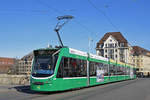 Be 6/8 Combino 315, auf der Linie 8, überquert die Mittlere Rheinbrücke.