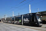 Be 6/8 Flexity 5041 mit der SALT Werbung, auf der Linie 3, wartet an der Endstation beim Bahnhof Saint Louis.