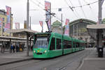 Be 6/8 Combino 318, auf der Linie 1, bedient die Haltestelle am Bahnhof SBB.