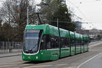 Be 6/8 Flexity 5016, auf der Linie 2, fährt zur Haltestelle Wettsteinplatz.