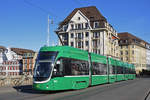 Be 6/8 Flexity 5008, auf der Linie 14, überquert die Mittlere Rheinbrücke.