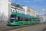 Be 6/8 Flexity 5026, auf der Linie 14, überquert die Dreirosenbrücke.