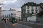 Am Basler Kunstmuseum -    Die Linie 15 mit Flexity II-Straßenbahn hat das Kunstmuseum passiert und rollt hinunter auf die Wettersteinbrücke.