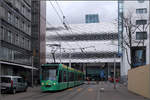 An der Messe -     Ein Combino-Tram in der Clarastraße mit der Basler Messehalle im Hintergrund.