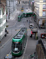 Reger Straßenbahnverkehr in Basel -    Der Straßenzug Kohlenberg/Steinenberg mit der Haltesteller Barfüsserplatz ist vielleicht eine der faszinierendsten