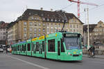 Be 6/8 Combino 327, auf der Linie 14, überquert die Mittlere Rheinbrücke.