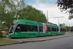 Be 4/6 Flexity 6004, auf der Linie 15, wartet an der Endstation auf dem Bruderholz.