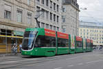 Be 6/8 Flexity 5044, auf der Linie 2, fährt zur Haltestelle Markthalle.