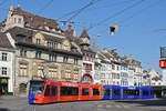 Be 6/8 Combino 306 FC Basel, auf der Linie 8, bedient die Haltestelle am Barfüsserplatz.