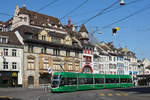 Be 4/6 Flexity 6001, auf der Linie 16, bedient die Haltestelle am Barfüsserplatz.