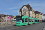 Be 6/8 Combino 325, auf der Linie 8, überquert die Mittlere Rheinbrücke.