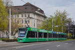 Be 6/8 Combino 307, auf der Linie 8, fährt zur Haltestelle am Bahnhof SBB.