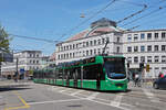 Be 6/8 Combino 319, auf der Linie 8, fährt zur Haltestelle am Bahnhof SBB.