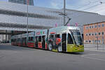 Be 6/8 Flexity 5014 mit der Denner Werbung, auf der Linie 2, verlässt die Haltestelle Messeplatz.