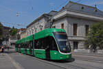 Be 4/6 Flexity 6001, auf der Linie 15, fährt den Steinenberg hoch zur Haltestelle Bankverein.