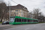 Be 6/8 Combino 308, auf der Linie 8, fährt zur Haltestelle am Bahnhof SBB.