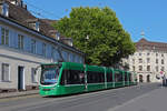 Be 6/8 Combino 312, auf der Linie 8, fährt den Steinenberg hinunter zur Haltestelle Barfüsserplatz.