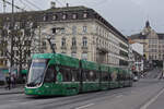 Be 6/8 Flexity 5024  Mir halte Basel Mobil , auf der Linie 8, fährt am 31.11.2022 den Steinenberg hoch zur Haltestelle Bankverein.