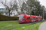 Be 4/6 Flexity 6011 mit der Werbung für die Raiffeisen Bank, auf der Linie 15, fährt am 23.01.2023 zur Haltestelle Lerchenstrasse.