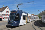 Be 6/8 Flexity 5028 mit der Werbung für die Basler Museen, auf der Linie 6, wartet am 04.05.2023 an der Endstation in Allschwil.