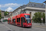 Be 4/6 Flexity 6011 mit der Werbung für die Raiffeisen Bank, auf der Linie 3, fährt am 10.07.2023 den Steinenberg hoch zur Haltestelle Bankverein.