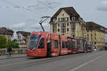 Be 6/8 Flexity 5030 mit der L'oréal Paris Werbung, auf der Linie 14 überquert am 09.05.2023 die Mittlere Rheinbrücke.