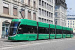 Be 6/8 Flexity 5030, auf der Linie 1, fährt am 11.07.2023 durch die Centralbahnstrasse zur Haltestelle Markthalle.