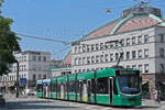 Be 6/8 Combino 303, auf der Linie 8, fährt am 11.07.2023 zur Haltestelle am Bahnhof SBB.