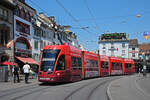 Be 4/6 Flexity 6011 mit der Werbung für die Raiffeisen Bank, auf der Linie 16, verlässt am 14.06.2023 die Haltestelle Barfüsserplatz.