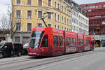 Be 4/6 Flexity 6011 mit der Werbung für die Raiffeisen Bank, auf der wegen der gesperrten Margarethenbrücke umgeleiteten Linie 16, fährt am 12.02.2024 zur Haltestelle am Bahnhof SBB.