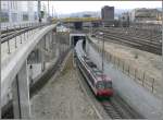 Beim Peter Merian Haus in Basel SBB treffen sich Eisenbahn und Strassenbahn auf verschiedenen ebenen.