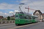 Be 4/4 459 zusammen mit dem B 1472 auf der Linie 15 überqueren die Mittlere Rheinbrücke.