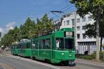 Dreiwagenzug mit dem Be 4/4 484 an der Spitze fahren zur Haltestelle Birmansgasse.