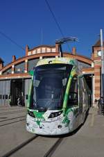 Frontansicht des Flexity 5002 mit der Folie  Erlkönig  auf dem Hof des Depots Wiesenplatz.