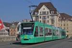 Be 6/8 Combino 311 auf der Linie 6 überquert die Mittlere Rheinbrücke.