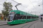 Be 6/8 Flexity 5007 auf der Linie 1 bedient die Haltestelle am Badischen Bahnhof.