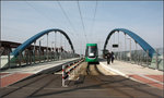 Zwischen zwei Stahlbögen -    Inzwischen fährt die Basler Straßenbahn in die deutsch Nachbarstadt Weil am Rhein.