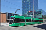 Be 6/8 Flexity 5011, auf der Linie 2, fährt zur Haltestelle Messeplatz.