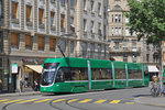 Be 6/8 Flexity 5015, auf der Linie 8, bedient die Haltestelle an der Schifflände.