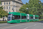 Be 6/8 Flexity 5001, mit einer Teilwerbung für die BKB, fährt zur Haltestelle der Linie 8 am Bahnhof SBB.