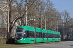 Be 6/8 Flexity 5009, auf der Linie 8, fährt zur Haltestelle am Bahnhof SBB.