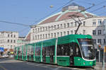 Be 6/8 Flexity 5027, auf der Linie 2, fährt zur Haltestelle am Bahnhof SBB.