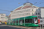 Be 6/8 Flexity 5026, auf der Linie 1, fährt zur Haltestelle an der Markthalle.