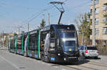 Be 6/8 Flexity 5016, mit einer Werbung für Michael Kors, fährt zur Haltestelle der Linie 3 an der Salinenstrasse.